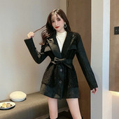 Női őszi-téli kabát övvel és pehelyzsebekkel