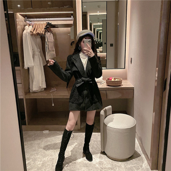 Női őszi-téli kabát övvel és pehelyzsebekkel