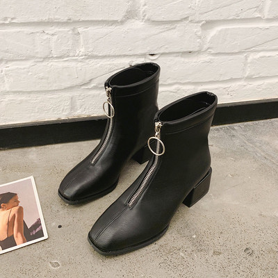 Κομψές γυναικείες μπότες από έκο δερμα και έκο σουετ με φερμουάρ και χοντρό τακούνι  σε μαυρό χρώμα