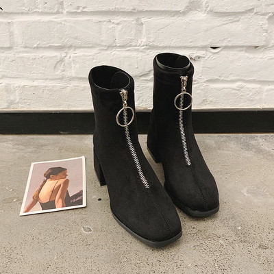 Κομψές γυναικείες μπότες από έκο δερμα και έκο σουετ με φερμουάρ και χοντρό τακούνι  σε μαυρό χρώμα