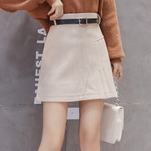 Rövid aszimmetrikus redős szoknya övvel
