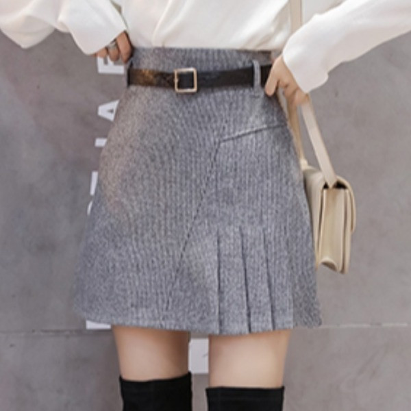 Rövid aszimmetrikus redős szoknya övvel