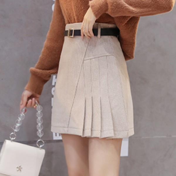 Rövid aszimmetrikus redős szoknya övvel