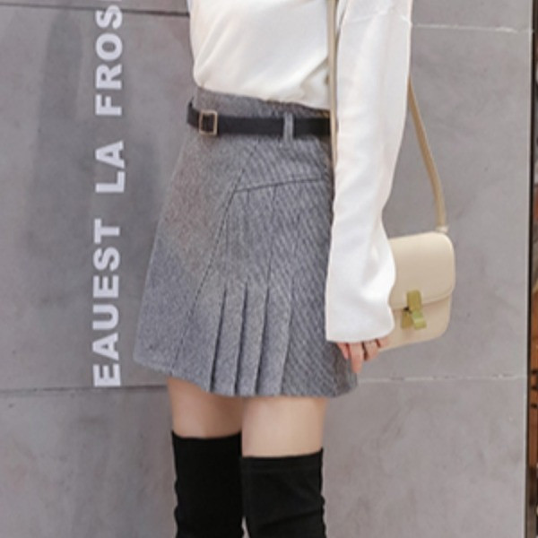 Rövid aszimmetrikus redős szoknya övvel