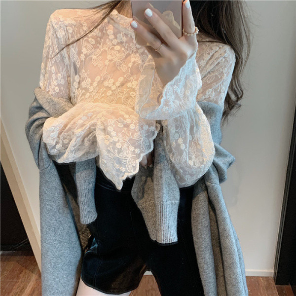Női csipkeblúz lótusz ujjú, alacsony gallérral bézs színben