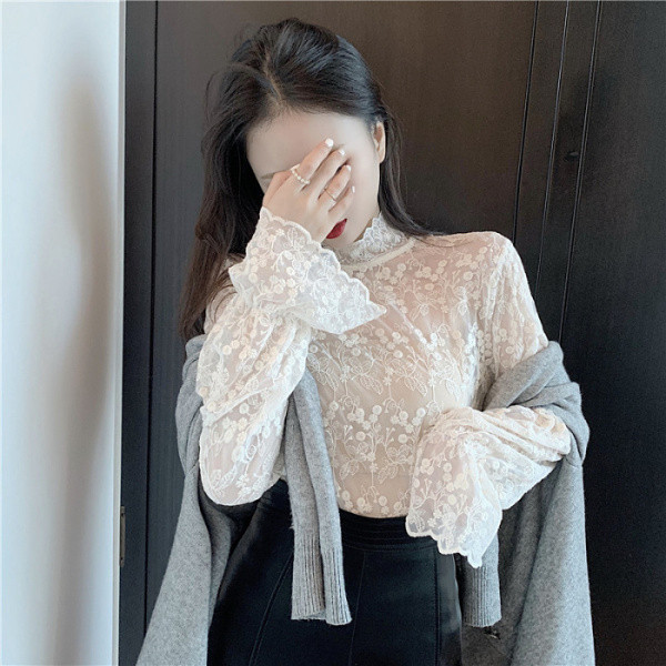 Női csipkeblúz lótusz ujjú, alacsony gallérral bézs színben