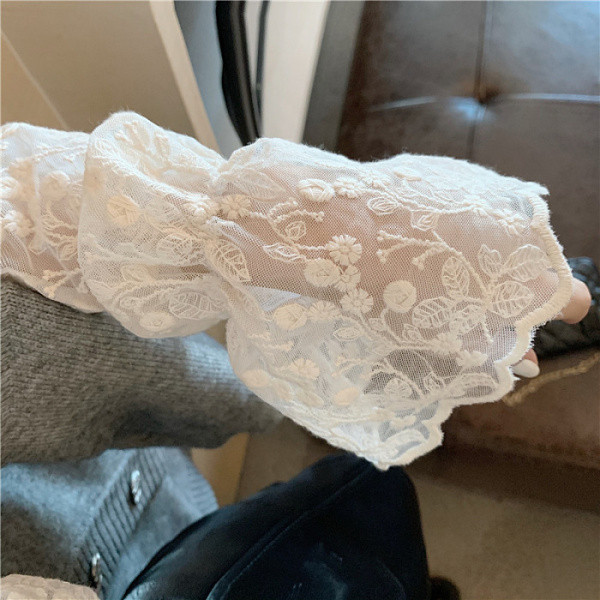 Női csipkeblúz lótusz ujjú, alacsony gallérral bézs színben