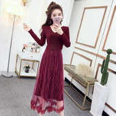 Elegáns női ruha tüllel és csipkével