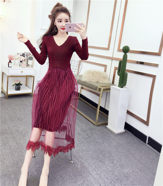 Elegáns női ruha tüllel és csipkével