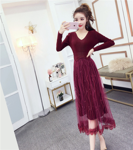 Elegáns női ruha tüllel és csipkével