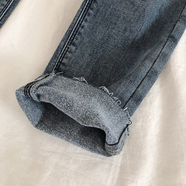 Női farmer fekete és kék színben, magas derékkal és zsebekkel