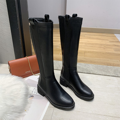 Μοντέρνες γυναικείες μπότες καθαρό μοντέλο με φερμουάρ σε μαύρο χρώμα