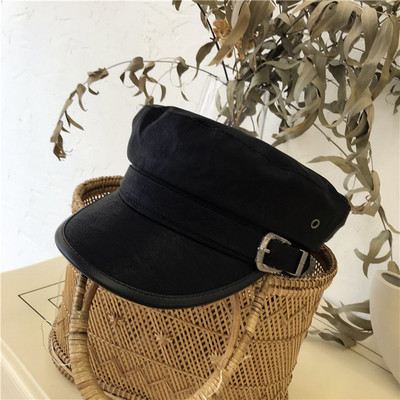 Modern női sapka és csat fekete színben