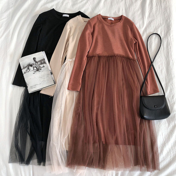 Modern női ruha négy színben ovális nyakkivágással és tüllvel