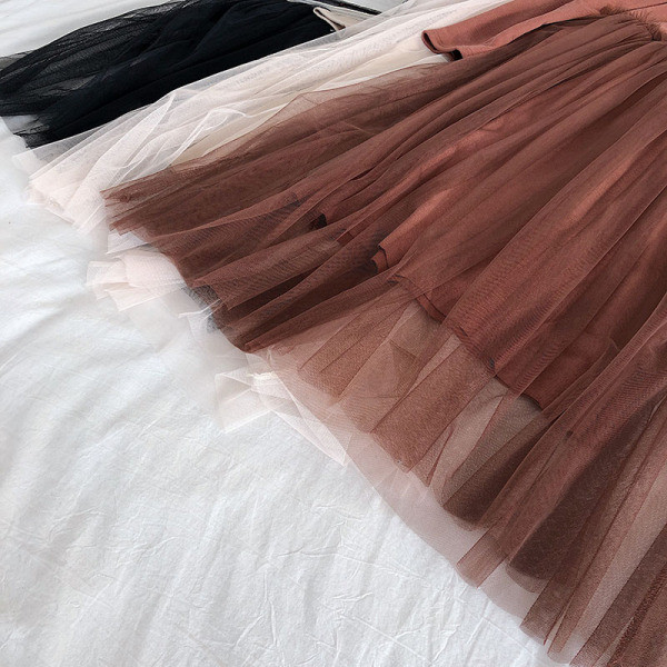 Modern női ruha négy színben ovális nyakkivágással és tüllvel