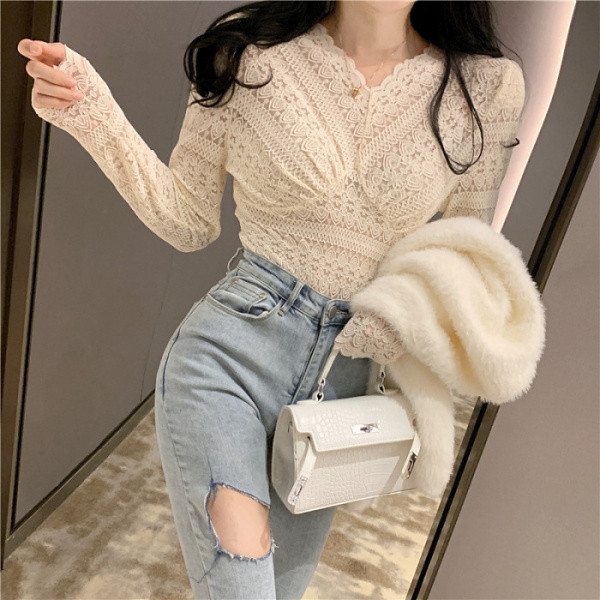 Γυναικείες μπλούζες με δαντέλες μακρύ μανίκι και λαιμόκοψη σε μπεζ και μαύρο χρώμα