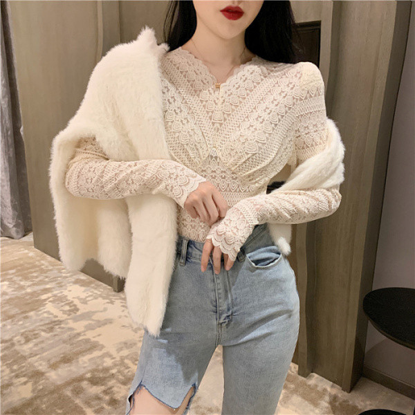 Γυναικείες μπλούζες με δαντέλες μακρύ μανίκι και λαιμόκοψη σε μπεζ και μαύρο χρώμα