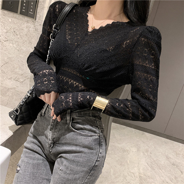 Γυναικείες μπλούζες με δαντέλες μακρύ μανίκι και λαιμόκοψη σε μπεζ και μαύρο χρώμα