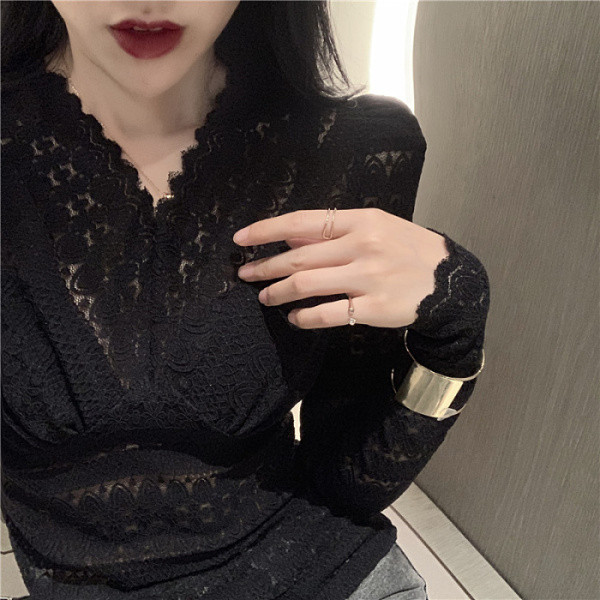 Γυναικείες μπλούζες με δαντέλες μακρύ μανίκι και λαιμόκοψη σε μπεζ και μαύρο χρώμα