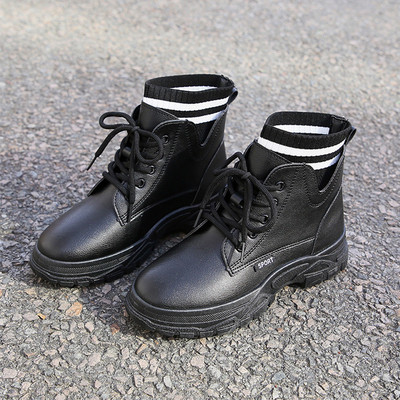 Modern női zoknis csizma durva talppal, fehér és fekete színben