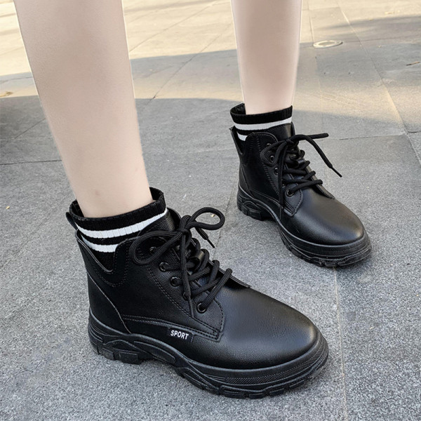 Modern női zoknis csizma durva talppal, fehér és fekete színben