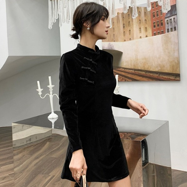 Modern női rövid bársonyruha, hosszú ujjú fekete színben