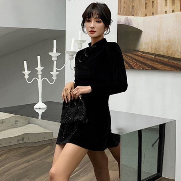 Modern női rövid bársonyruha, hosszú ujjú fekete színben