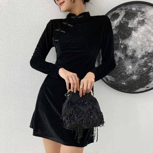 Modern női rövid bársonyruha, hosszú ujjú fekete színben