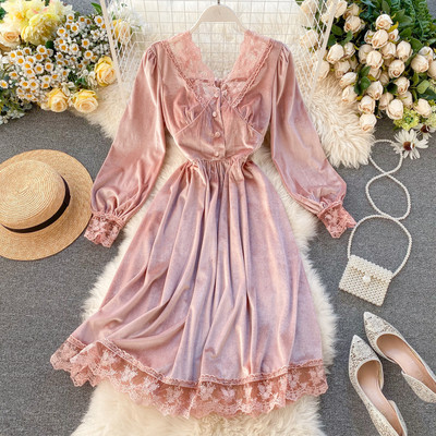 Női bársonyruha csipkével és V-nyakkal, három színben