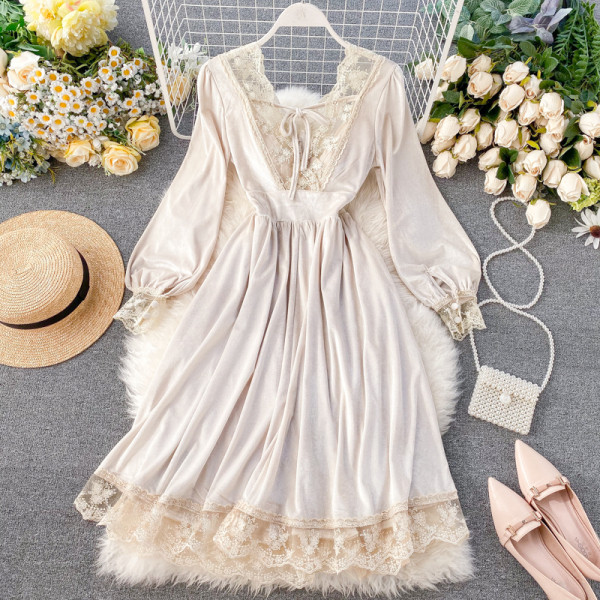 Női bársonyruha csipkével és V-nyakkal, három színben