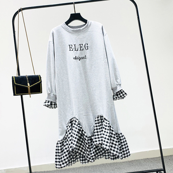 Αθλητικό γυναικείο φόρεμα με κεντήματα σε γκρι και μαύρο χρώμα