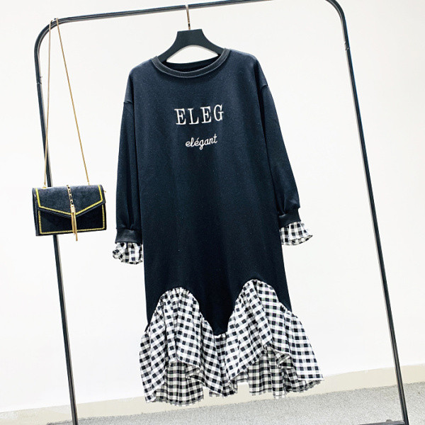 Αθλητικό γυναικείο φόρεμα με κεντήματα σε γκρι και μαύρο χρώμα