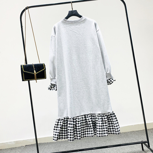 Αθλητικό γυναικείο φόρεμα με κεντήματα σε γκρι και μαύρο χρώμα