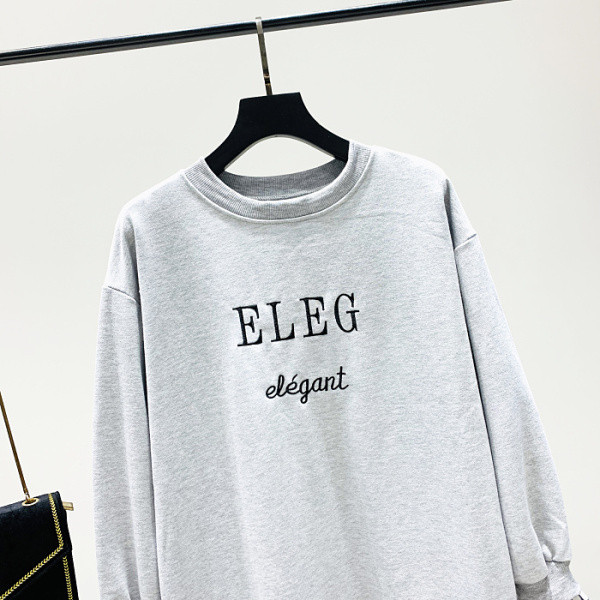 Αθλητικό γυναικείο φόρεμα με κεντήματα σε γκρι και μαύρο χρώμα