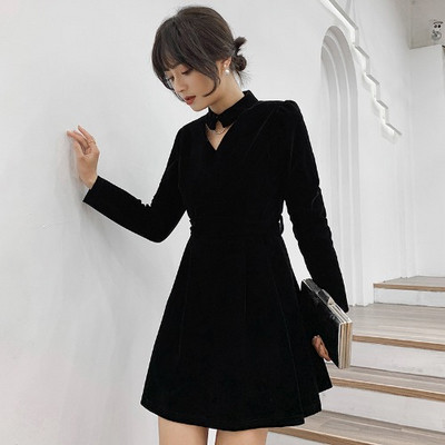 Μοντέρνο γυναικείο φόρεμα βελούδινο με V-λαιμόκοψη σε μαύρο χρώμα