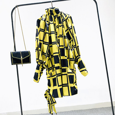 Rochie moderna de dama cu model si guler inalt in galben