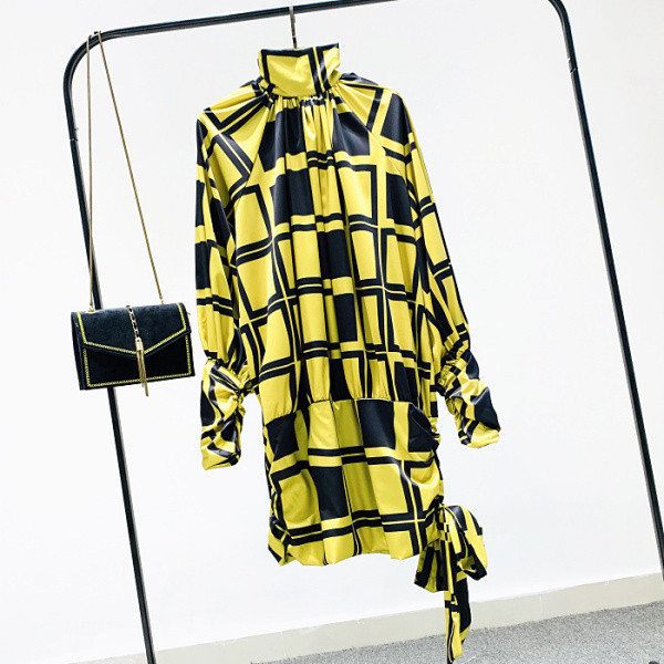 Rochie moderna de dama cu model si guler inalt in galben