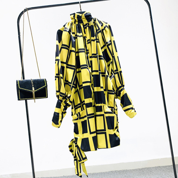 Rochie moderna de dama cu model si guler inalt in galben