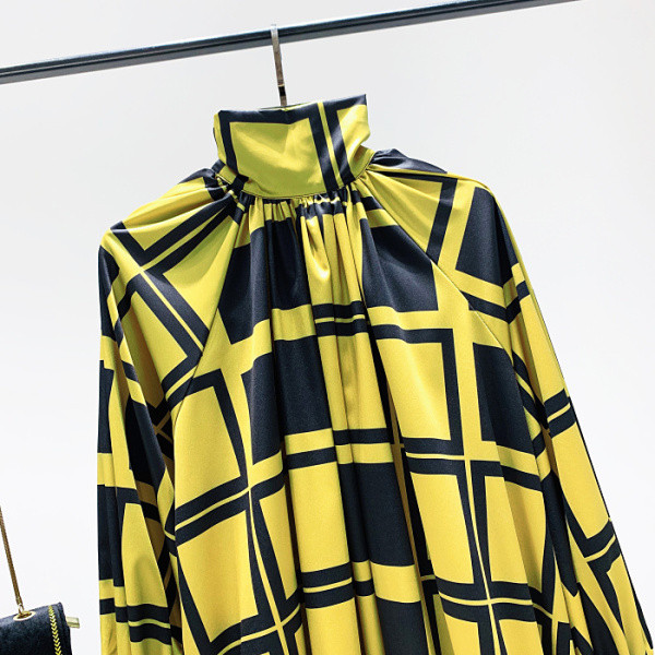 Rochie moderna de dama cu model si guler inalt in galben