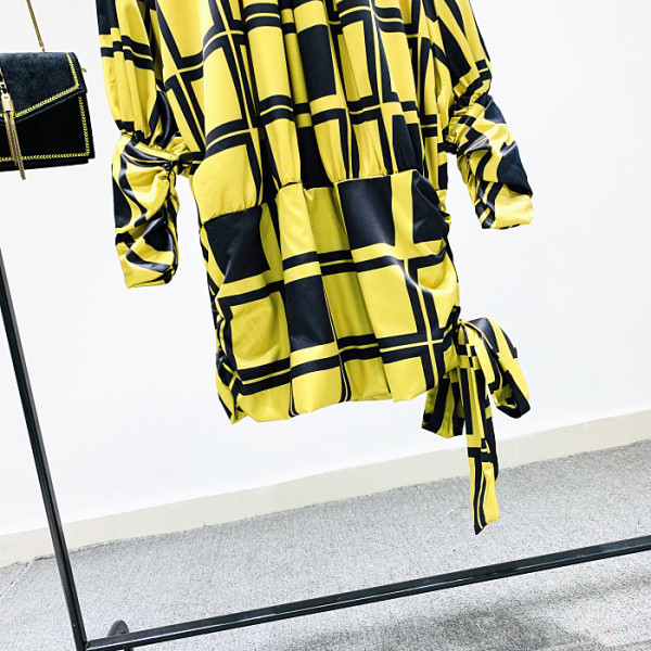 Rochie moderna de dama cu model si guler inalt in galben