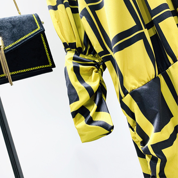 Rochie moderna de dama cu model si guler inalt in galben