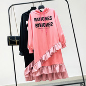 Női sportruha mintával és kapucnival fekete és rózsaszín színben