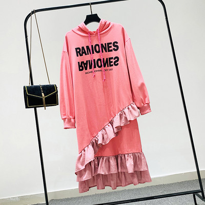 Női sportruha mintával és kapucnival fekete és rózsaszín színben