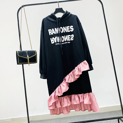 Női sportruha mintával és kapucnival fekete és rózsaszín színben