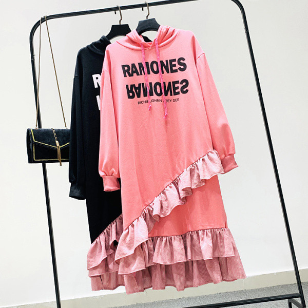 Női sportruha mintával és kapucnival fekete és rózsaszín színben