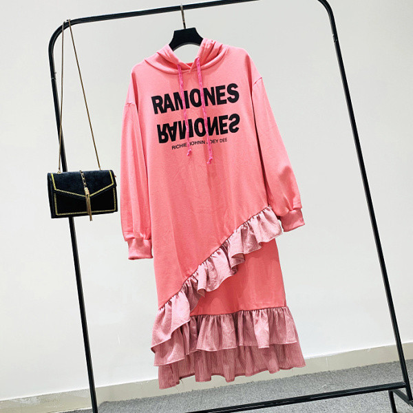 Női sportruha mintával és kapucnival fekete és rózsaszín színben