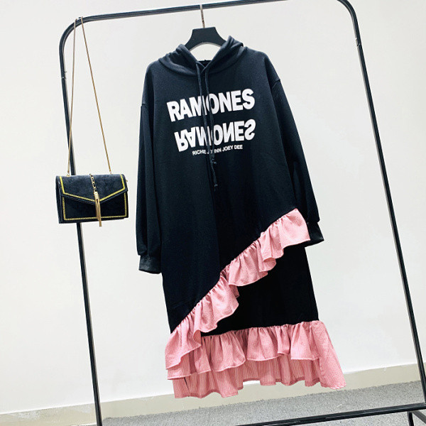 Női sportruha mintával és kapucnival fekete és rózsaszín színben