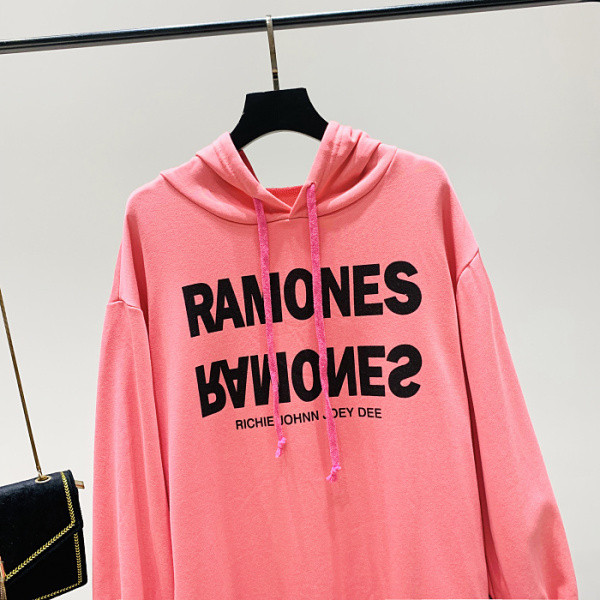 Női sportruha mintával és kapucnival fekete és rózsaszín színben