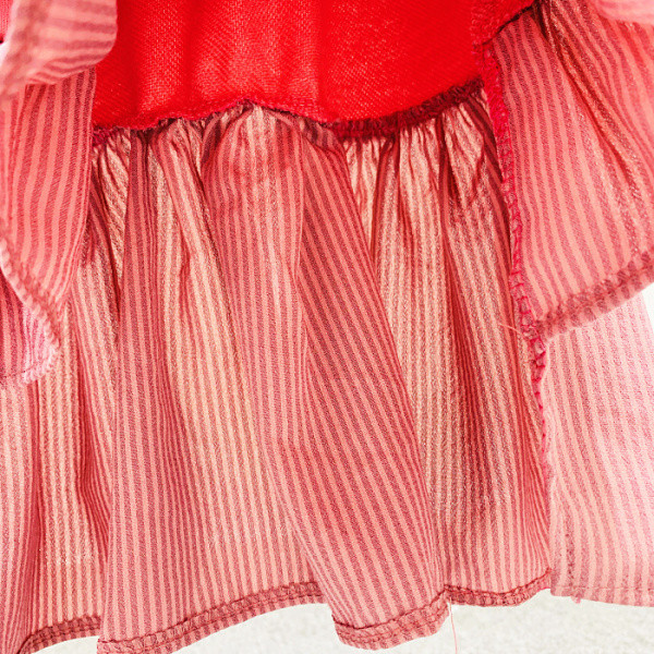 Női sportruha mintával és kapucnival fekete és rózsaszín színben