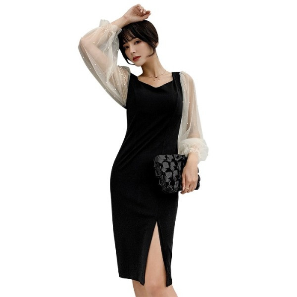 Modern női ruha hasítékkal és gyöngyökkel fekete színben